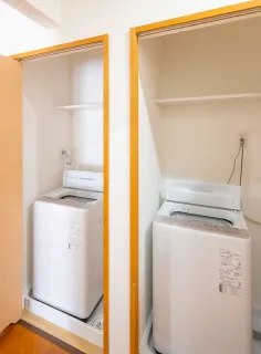 写真：1台づつ仕切られたスペースに設置してある洗濯機が2台。